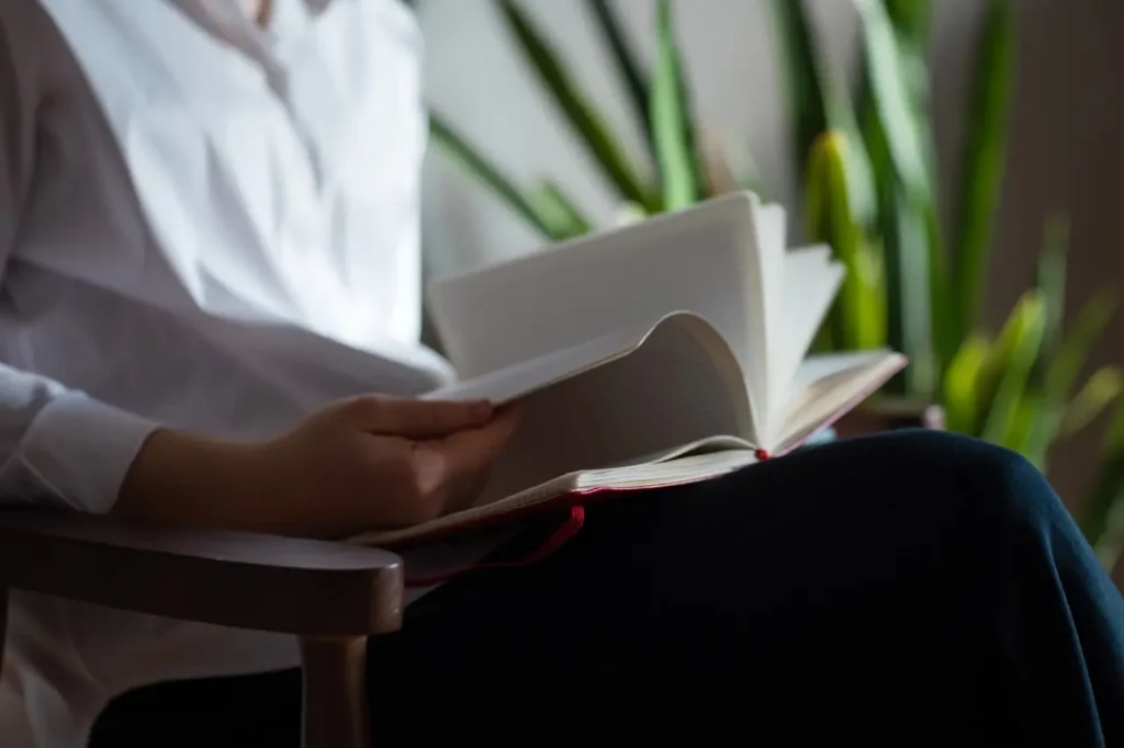 Which residential drug rehab centers in Orange County provide medically supervised detox and personalized therapy plans?