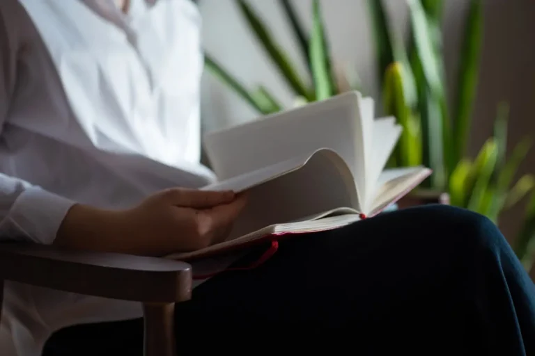 Which residential drug rehab centers in Orange County provide medically supervised detox and personalized therapy plans?